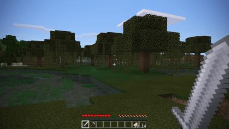 Игрок с железным мечом в болотном биоме