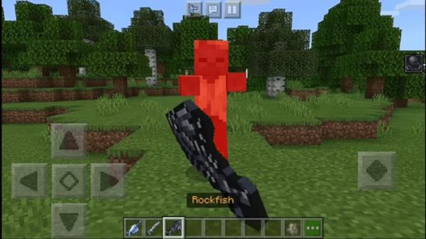 Игрок с морским окунем в руках атакует кадавра