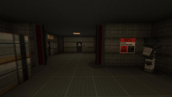 Игрок в комнате с предупреждающей записью