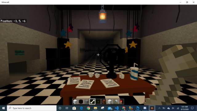 Игрок с костью в руках стоит возле стола и опасается тёмного коридора