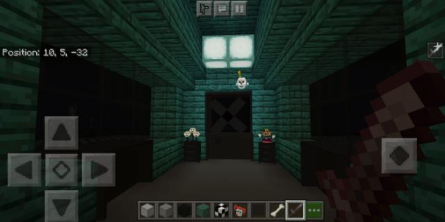 Игрок на пути в какое-то жуткое помещение аниматроников