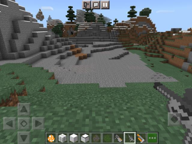 Игрок с оружием на каменной площадке