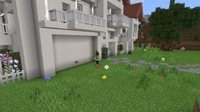 Персонаж у стены дома