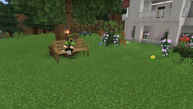 Игрок отдыхает на скамейке на улице