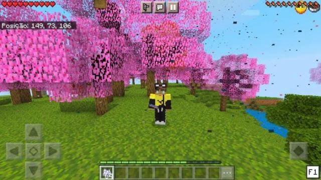 Игрок в биоме с яркими деревьями