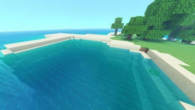 Ярко-голубая вода