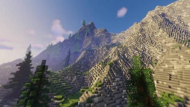 Огромные горы в лесу