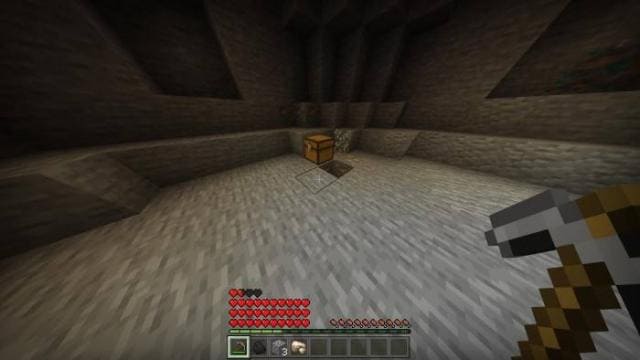 Игрок в темной пещере с сундуком