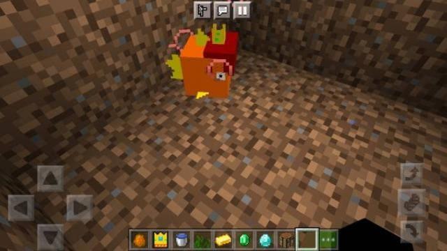 Золотая рыба с короной под водой