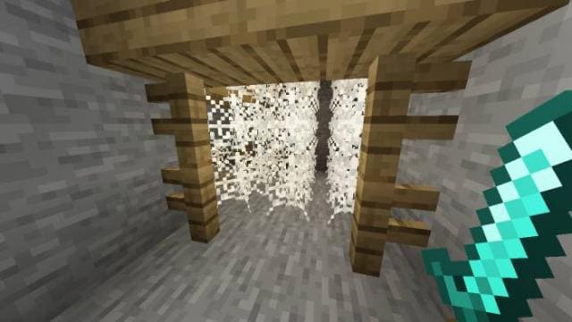 Игрок в шахте с паутиной