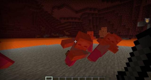 Игрок убивает врагов мечом кузнеца