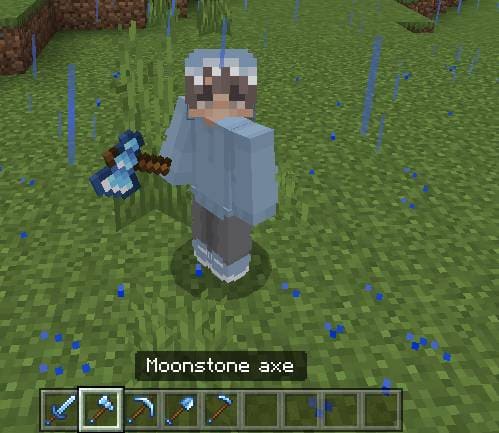 Топор из лунного камня