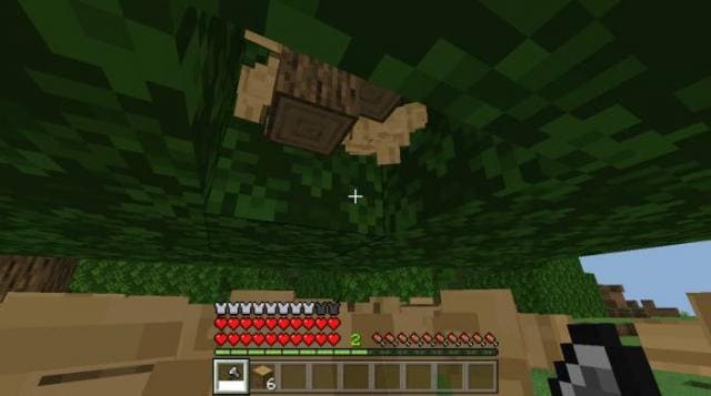 Игрок добывает древесину