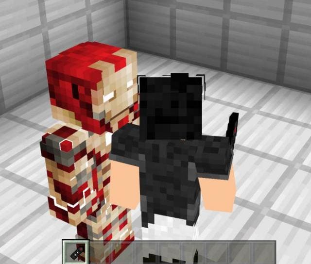 Игрок рядом с костюмом железного человека