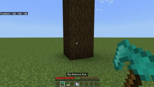 Игрок рядом с широким деревом