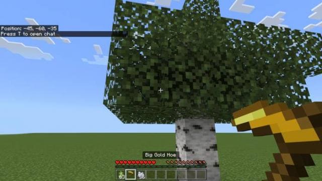 Игрок с большой золотой мотыгой