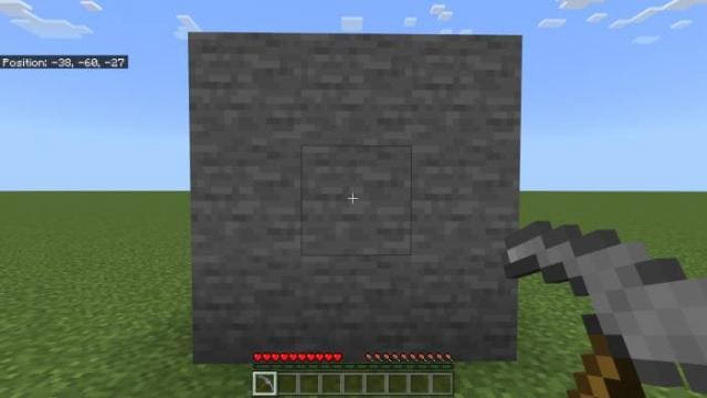 Разрушение стены большой киркой