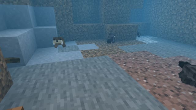 Выдра на глубине водоема