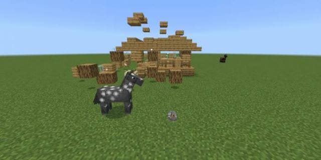 Лошадь рядом с полуразрушенным домом