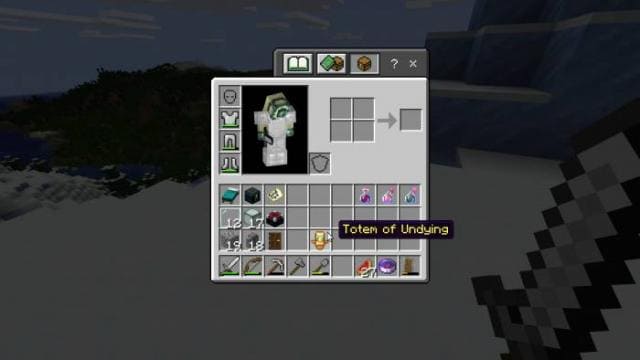 Игрок с тотемом бессмертия в руке