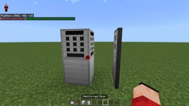 Навесной замок и дверь