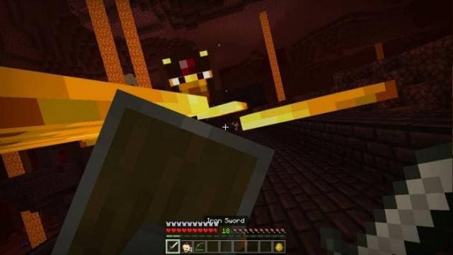 Игрок сражается с огненным мобом