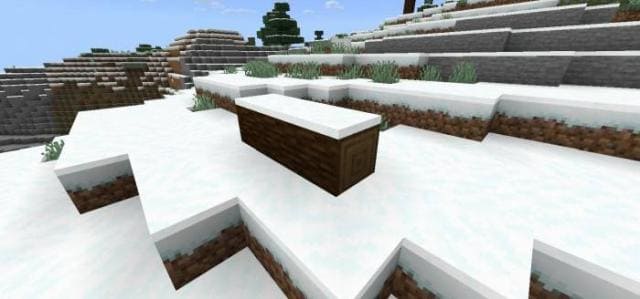 Упавшее еловое бревно