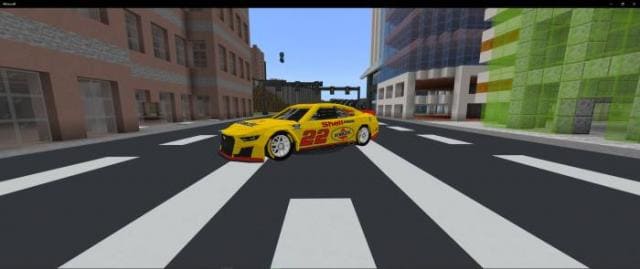 Желтая машина на дороге