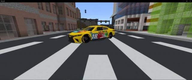 Желтый автомобиль в городе