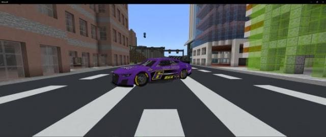 Фиолетовая машина на дороге