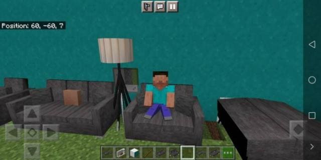 Игрок сидит на диване