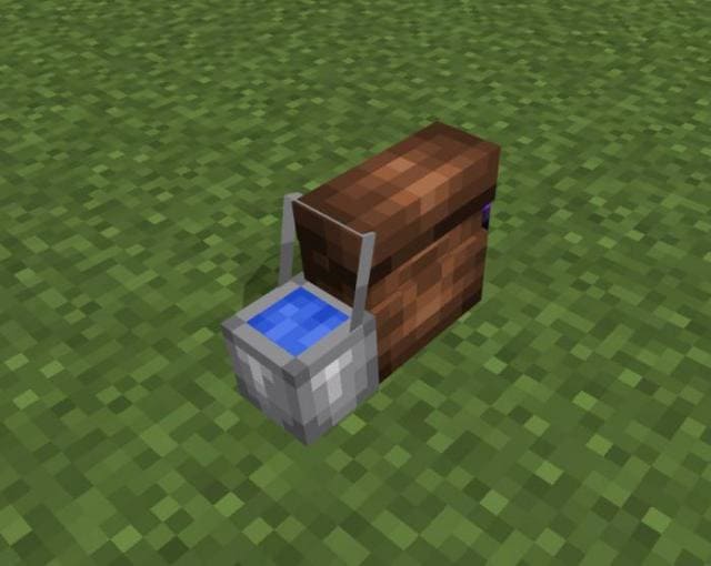 Ведро с водой сбоку рюкзака