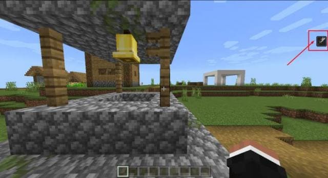 Игрок сморит на колокол в деревне