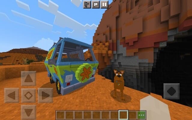 Скуби-ду рядом с машиной