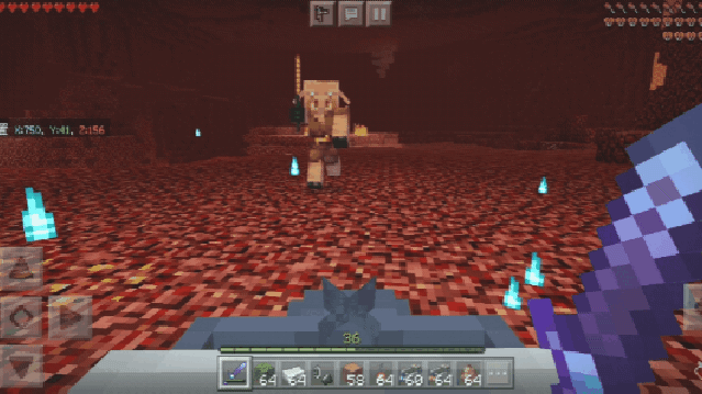 Пиглин убегает от игрока