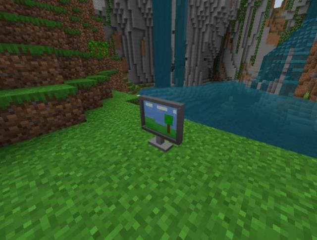 Включенный плоский телевизор