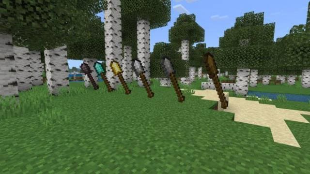 Боевая лопата в руке