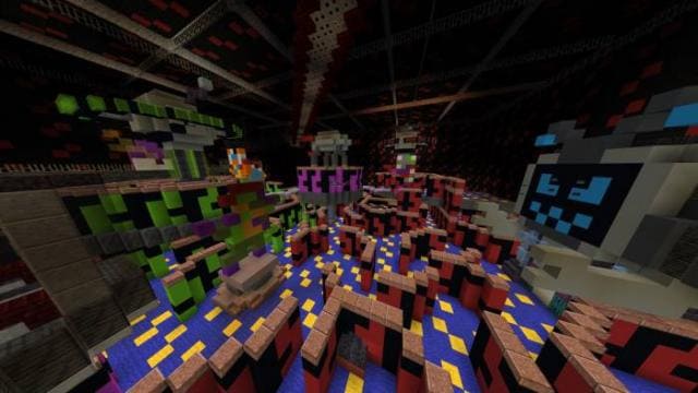 Разноцветные конструкции внутри здания