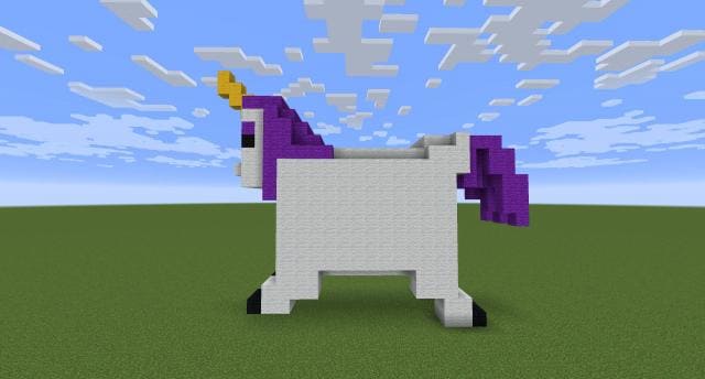 Простой единорог вид сбоку