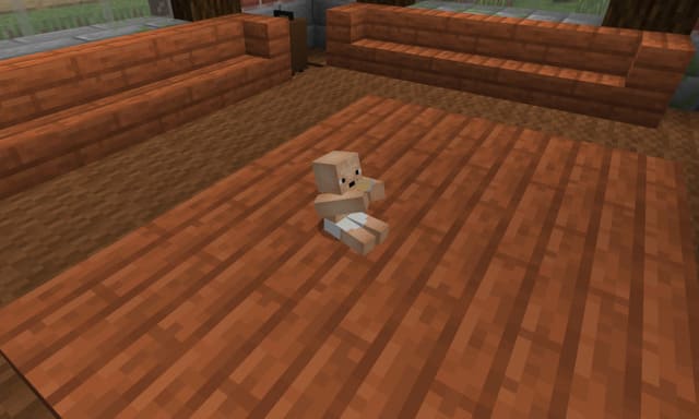 Ребенок сидит на досках