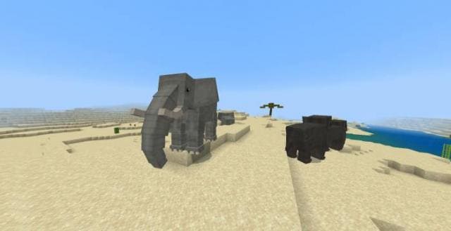 Радостный слон, на которого одели седло