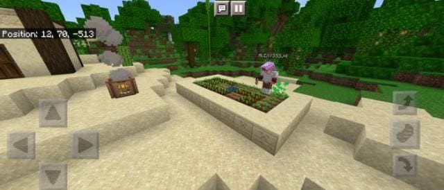 Пользователь удобряет растения