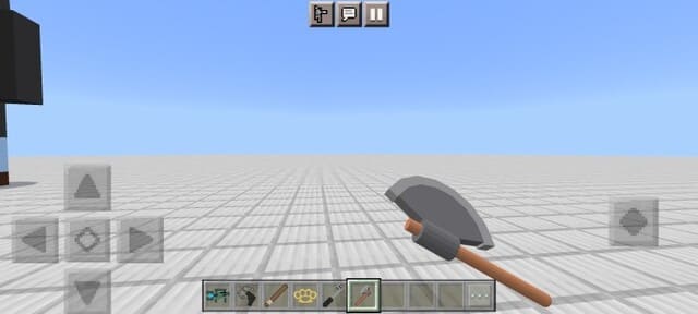 Топор в руке игрока