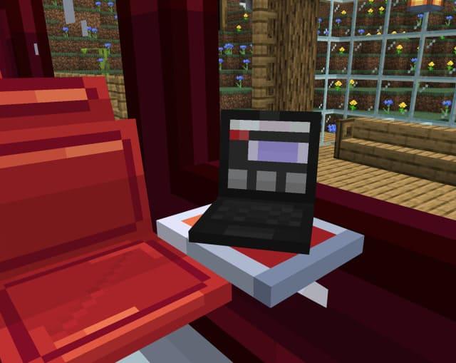 Ноутбук на столе поезда